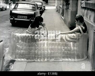29. Februar 2012 - die neuesten: A Sofa von Luft mit A Transport aufblasbare Abdeckung Of Plastic: die junge und sehr erfolgreiche Designer Quasar von Paris hat seine Liege mit einer Reihe von neuen Arten von Möbeln faulenzten. Foto zeigt seine Frau Emmanuelle Khanh und ihre Schwester, das neue Sofa auszuprobieren. Stockfoto