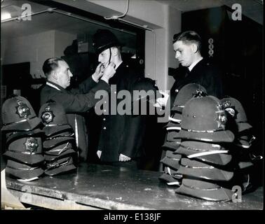 29. Februar 2012 - Polizei rekrutiert im Hut Shop: Helme in allen Formen und Größen sind gehalten, an der Metropolitan Police Training School, Hendon und in den Divisionen, auf das die Polizisten nach posiert gebucht werden. Polizisten Bottrill und Birthchnell werden immer ihr es jetzt. Stockfoto