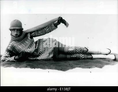 29. Februar 2012 - in Wolle abgedeckt: vom Kopf bis zur Spitze der Zehe. Was macht den Charme allerhöchsten dieses gestrickte Ensembles: Es ist alles handgemacht. Auf der Oberschenkel-lange Pullover in einem norwegischen design die bequeme Strümpfe, einen kleinen Hut und einen langen Schal. Streuner praktisch Winter-Kombination für die kommenden kalten Tage. Stockfoto