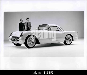 29. Februar 2012 - ist diese neue Version der Chevrolet Corvette, mit einem abnehmbaren massive Decke auf die spannenden Entwicklungen im Automobilbau bei General Motors Motorama eingeführt. Das Auto, das Fahrgestell ähnlich wie bei den Sportwagen von Chevrolet letztes Jahr in Betrieb genommen hat, wird sein Debüt in Miami machen. Wie der Körper ist oben aus verstärktem Glasfaser Kunststoff gebaut. Bei der ersten Motorama in New York, Chevrolet zeigte zwei andere experimentelle '' Traumautos ''. Es Wre der Nomade, ein sechs-Personen station Wagon und der Dorvair, eine '' schnell zurück '' Coupé. Stockfoto