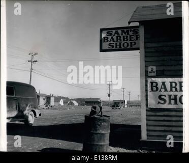 29. Februar 2012 - Herzog von Edinburgh nach Kanada zu besuchen: typische Straße in Yellowknife mit Barber Shop. Dies ist einer der Orte, die der Herzog zu besuchen. Eine Goldgräberstadt es wurde 1935 gegründet und umfasst Sammlungen von Holzbauten. Stockfoto