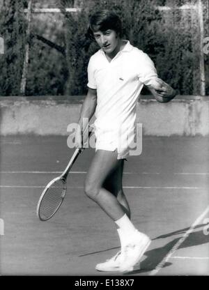 29. Februar 2012 - September 1971. Dustin Hofman spielt Tennis........ Dustin Hofman der berühmte Schauspieler verbringt diese Tage in Rom und wartet darauf, einen Film zu spielen, der von Regisseur Pietro Germi ''Finche Divo Non CI Divida'' neben Star Carla Gravina e Stafania Sandrelli gedreht wurde. Jetzt ist Tennis ein wenig für die Leidenschaft und auch die Nacht dauern in den Ferien früh aufnehmen. Jeden Morgen nimmt Unterricht und casinyum ihn in einem Brunnen Backland und volee zu finden. Stockfoto