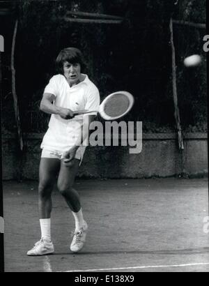 29. Februar 2012 - Roma September 1971. Dustin Hofman spielt Tennis... Dustin Hofman der berühmte Schauspieler, verbringt Zeit in diesen Tagen in Rom darauf warten, spielen Sie einen Film auf dem neuesten Stand unter der Leitung von Direktor Peitro Germi '' Finche Diviriso Non Ci Divida'' neben mit Sterne Carla Gravila e Stefania Sandrelli. Jetzt ist Tennis lieben ein wenig Leidenschaft und das Gewicht auch wieder in den Ferien früh letzten. Jeden Morgen nimmt ihn lehren und Casyto finden in einem gut Hinterland und Volee. Stockfoto