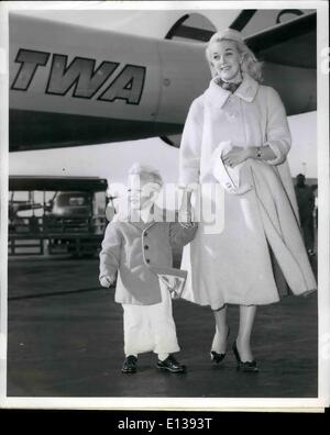 29. Februar 2012 - Idlewild Airport, N.Y. 27 Mai - Schauspielerin Jan Sterling Sohn Adams Douglas, 2 1/2 Fuß Weg Hand in Hand aus der Twa-Super-G-Flug von Los Angeles. Miss Sterling ist in der Stadt, ihre neuesten Flimmern Stecker '' High School Confidential. Stockfoto