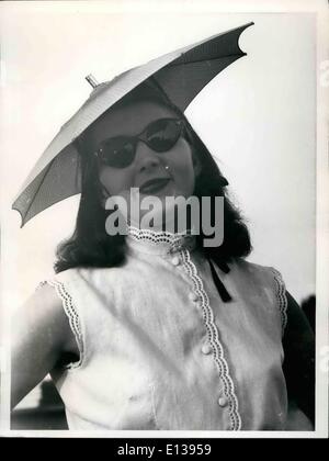 29. Februar 2012 - Dies ist eine Mütze für den lang anhaltenden Regen des Herbstes--welche Regenschirm (als Hut verwendet) ein Schweizer Unternehmen zeigen nun auf die Stockfoto