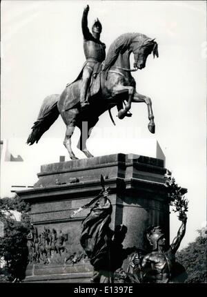 29. Februar 2012 - Statue von Jose de San Martin Buenos Aires. Argentinien das Relief auf der Seite das Denkmal zeigt San Martin führenden Hjis must Armee über die 4ndes. Stockfoto