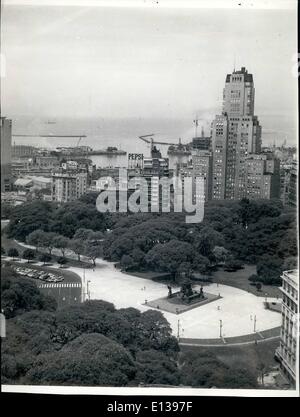 29. Februar 2012 - ist Argentinien Buenos Arires Aussicht auf dem Plaza San Martin mit dem Denkmal der argentinischen Nationalhelden General San Martin, im Hintergrund das Gebäude Cavanagh, den Rio De La Plata im Hintergrund. Stockfoto