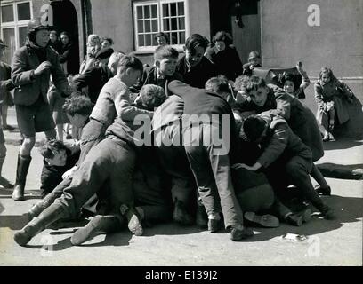 29. Februar 2012 - The Tuttimen of Hungerford: die kämpfenden Heap der Menschheit die folgt aus Orangen und Penis durch die Tutti-Männer zu werfen. Es ist wie eine Rugger Scrum, wie die Kinder für den Preis kämpfen. Stockfoto