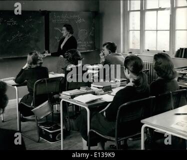 29. Februar 2012 - ein Junge IN der Mathematik Klasse von BALLETTSCHÜLERN: eine Mathe-Klasse bei White Lodge. Auf dem "Board auf der rechten Seite ist der Überrest einer Biologie-Klasse. Ein Junge besucht die Klasse mit den Mädchen, die die Jungs in Sadler es Wells Ballet School zahlenmäßig überlegen. Stockfoto