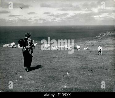 29. Februar 2012 - Warden von Lundy Island: auf dem Weg zu den Klippen, für Vögel, Barbara Whitaker trifft nur Schafe, wilde Ziegen und Ponys auf die wilden erstreckt sich von der Insel zu suchen. Stockfoto