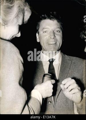 29. Februar 2012 - Burt Lancaster in Paris um Bild zu machen. Burt Lancaster kam in Paris, wo er seine nächste Bild mit Jeanne Moreau, Michel Simon und Claude Dauphin zu schießen. OPS: Burt Lancaster während der Pressekonferenz er in seinem Hotel gab. Stockfoto