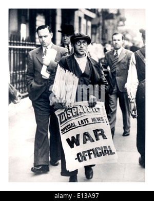 1939 News Anbieter für The London Dispatch Tnewspaper holding Plakat kündigt den offiziellen Beginn des Krieges in Großbritannien Stockfoto