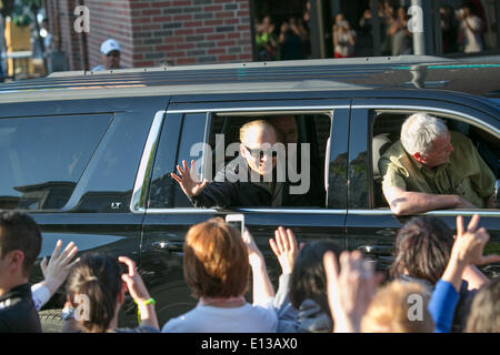 Cambridge, Massachusetts, USA. 21. Mai 2014. Schauspieler JOHNNY DEPP winkt der Menschenmenge wie verlässt er die Cambridge, Massachusetts Ort wo er berühmt-berüchtigten Boston Mob Darstellung ist Chef James "Whitey" Bulger in dem neuen Film "Black Mass" Credit: Nicolaus Czarnecki/ZUMAPRESS.com/Alamy Live News Stockfoto