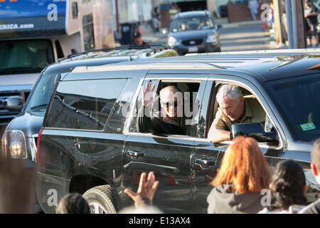 Cambridge, Massachusetts, USA. 21. Mai 2014. Schauspieler JOHNNY DEPP winkt der Menschenmenge wie verlässt er die Cambridge, Massachusetts Ort wo er berühmt-berüchtigten Boston Mob Darstellung ist Chef James "Whitey" Bulger in dem neuen Film "Black Mass" Credit: Nicolaus Czarnecki/ZUMAPRESS.com/Alamy Live News Stockfoto