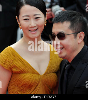 Cannes, Frankreich. 21. Mai 2014. Chinesische Regisseur Jia Zhangke (R) kommt auf dem roten Teppich mit seiner Frau Zhao Tao für die Vorführung des Films "The Search" bei den 67. Filmfestspielen in Cannes, Südfrankreich, am 21. Mai 2014. Bildnachweis: Chen Xiaowei/Xinhua/Alamy Live-Nachrichten Stockfoto