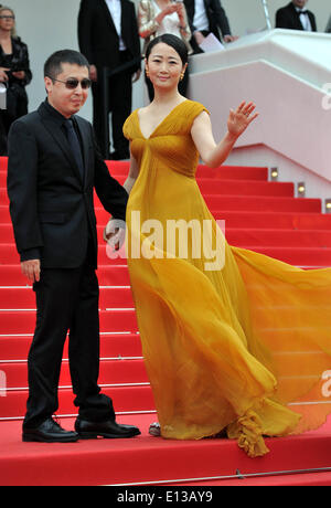 Cannes, Frankreich. 21. Mai 2014. Chinesische Regisseur Jia Zhangke (L) kommt mit seiner Frau Zhao Tao für die Vorführung des Films "The Search" bei den 67. Filmfestspielen in Cannes, Südfrankreich, am 21. Mai 2014 auf dem roten Teppich. Bildnachweis: Chen Xiaowei/Xinhua/Alamy Live-Nachrichten Stockfoto