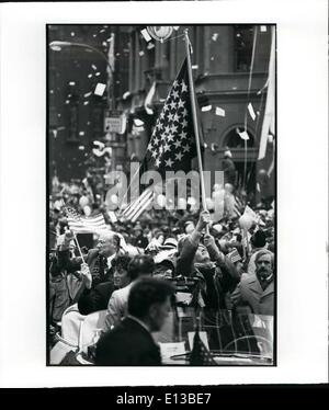 29. Februar 2012 - leitete Major Koch und ehemalige Geisel Moorehead Kennedy die Ticker - Band-Parade in New York mit Fahnen und ich liebe NEW YORK Banner. Stockfoto