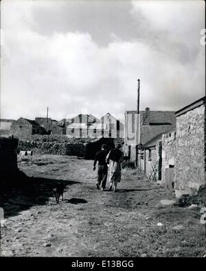 29. Februar 2012 - Lundy Island: High Street, Lundy mit seinen Stein erbauten Häuser die atlantischen Stürme überstehen müssen. Ruhig und friedlich, Leute zu Fuß nach Hause nach getaner Arbeit erfolgt. Stockfoto