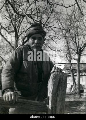 29. Februar 2012 - Ambassador Hotel Istanbul, '' Polen In Türkei '': siebzigjährige Pole Marian Dohoda, Nachkomme des 19. Jahrhunderts polnische Freiheitskämpfer, die '' Polen in Türkei '' in der Nähe von Istanbul, gegründet steht unter Nussbäumen von seinem angestammten Hektar im Ambassador Hotel Istanbul. Er erinnert sich, wenn die jungen Männer seines Dorfes ritten, um Bären in den Wäldern rund um das Dorf zu jagen. Heute Männer- und Frauen auch noch jagen wilde Wildschwein roaming die Heidelandschaft, die Ambassador Hotel Istanbuls fruchtbaren Farmen und Obstplantagen umgibt. Stockfoto