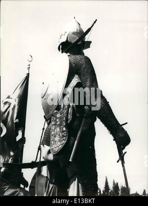 29. Februar 2012 - Erstürmung von Istanbul Wände: Kettenhemd-gekleidete türkische Krieger hält eine Top der byzantinischen Mauern von Istanbul, wie Tausende die Nachstellung der Eroberung von Konstantinopel im Jahre 1453 von den Türken jubeln. Die Rüstung ist authentisch und wird normalerweise im Askeri Museum im Herzen der Innenstadt von Istanbul gehalten. Besucher dürfen frei Foto die epischen Größe Reenactment, mit entweder noch oder bewegte Bilder Kameras und sound-Equipment. Trooper ist Color Guard, alte osmanische Krieg Flaggen. Stockfoto