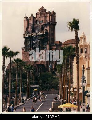 29. Februar 2012 - spannende Ergänzung: The Twilight Zone Tower of Terror 100ms am Ende des neu eröffneten Sunset Boulevard an der Disney MGM Studios im Walt Disney World Resort. Der Twilight Zone Tower of Terror bringt die Gäste auf eine spannende Reise in eine neue Dimension. Stockfoto