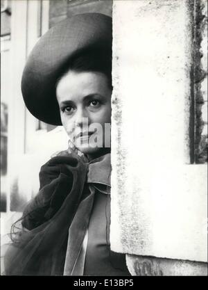 29. Februar 2012 - Jeanne Moreau filmt die erste Szene des "Mata Hari" des Palais d ' Orsay: die berühmte französische Star, Jeanne Moreau hat ihre Ferien zu gehen nach Paris, um die Szene für ihren neuen Film "Mata Hari" schießen unter der Leitung von Jean-Louis Richard (Ex-Ehemann) aufgegeben. In diesem Film wird sie sechzehn Kleider der Periode erstellt von Pierre Cardi und acht Differenct er Stil 1917 Hüte tragen. Fotos zeigt der berühmte Spion Mata-Hari (Jeanne Moreau) in einer Szene aus dem Film heute Nachmittag des Palais d ' Orsay erschossen. Stockfoto