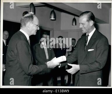 29. Februar 2012 - präsentiert Prinz Philip Design Centre Awards. Prinz Philip, Duke of Edinburgh (rechts), vergibt einen Preis an Herrn Ivan C. Sanderson, Auszeichnungen, Vorstandsvorsitzender der Wall Paper Hersteller Ltd. im Design Centre in London heute, Mai 10, wenn der Herzog den Council of Industrial Design präsentiert. Stockfoto