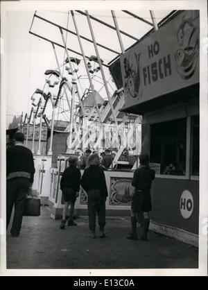 29. Februar 2012 - ist es nicht viel los on-- das Oktoberfest im Osten Berlins. Die Ost-Berliner Verwaltung eingerichtet, einen sogenannten Oktoberfest auf Lenin Avenue im Osten Berlins. Der gesamte Freizeitpark ist durch große Propaganda-Plakate und Fahnen von der Sowjetunion und der so genannten Volksdemokratien eingezäunt. Einiges an den Ständen laufen von der HO HO-Eis, HO-Fisch, HO-Wurst etc. gibt. Ho bedeutet ostdeutschen Handel Organisation. Stockfoto