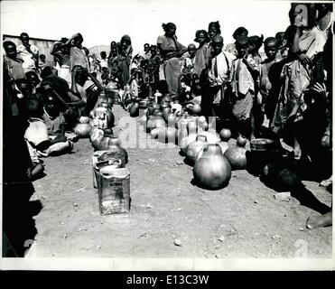 29. Februar 2012 - Bati Äthiopien-Dürre-Opfer-Frauen und Kinder warten auf Wasser außerhalb des Dorfes von Bati in Nord- Stockfoto