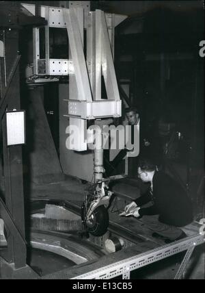 29. Februar 2012 - Prüfstand Studenten erhalten Unterricht in der Arbeitswelt eine Fahrwerk-Drop. Dies ist für die Tet verschiedener Stockfoto