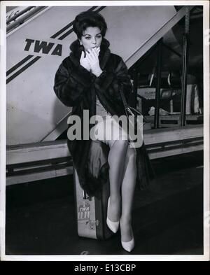 29. Februar 2012 - kommt glamourös Joan Collins an Idlewild von Los Angeles über TWA Jetstream im Vorfeld ihre neue Jahrhundert-Fuchs Stockfoto