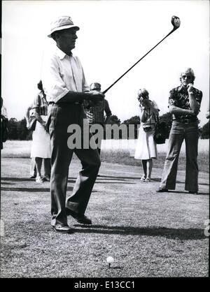 29. Februar 2012 - amerikanischer Sänger Bing Crosby spielte Golf in Bremen, zufolge der berühmte amerikanische Showstar Bing Crosby auf einem Golfplatz in der Nähe von Bremen, er ist noch lange nicht ausgedient! Der 71 Jahre alte Sängerin war zu Gast bei einem Amateur Golfturnier und beeindruckte die Zuschauer mit seinem Spiel, er schlug sogar fast südafrikanischen professionelle Dale Hays. Bing Crosby hatte komme aus London, wo er ist damit beschäftigt, Aufzeichnungen und TV-Shows, nach Bremen begleitet von seinen Söhnen Nathaniel und Harry für einen Tag. Foto zeigt Bing Crosby während des Golfturniers in Bremen. Stockfoto