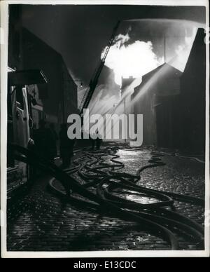 29. Februar 2012 - sterben neunzehn Feuerwehrleute in Glasgow Feuer. neunzehn Feuerwehrleute starben im Feuer, das Unmengen von Whisky in Glasgow, die viele von ihnen gefangen zerstört, wurden wenn Wände eingestürzt. das Feuer wird gesagt, die meisten kostspieligen eine in Friedenszeiten-Sinus der große Brand von London aufwärts von $ 5.000.000. Foto zeigt die Szene, wie Feuerwehrleute das Feuer in Glasgow kämpfen. Stockfoto