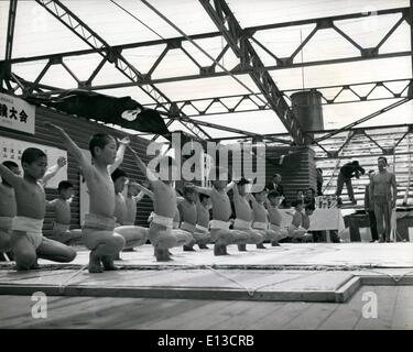 2. März 2012 - Young Japan Züge für Sumo Wrestling: Übungen unter einem ausgebildeten Lehrer sind eine notwendige Voraussetzung für Sumo Stockfoto