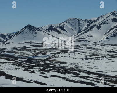 Im Mai 2013 wurde in den Kilbuck Mountains, einem Teil des Yukon Delta National Wildlife Refuge, eine Untersuchung durchgeführt, um die Populationen von Raptoren zu überwachen. Der Einsatz von Hubschraubern half, abgelegene Gebiete zu erreichen, um Daten über diese Greifvögel effizient zu erfassen. Stockfoto