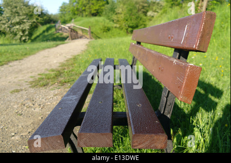 Morgentau auf einer Bank Stockfoto