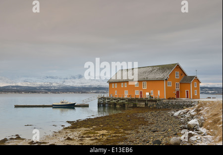 Küsten-Ansicht mit einer traditionellen gelben Gebäude, Sandtorg, Hinnoya, Norwegen Stockfoto