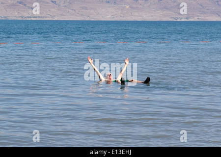 Man schwebt im Toten Meer, Israel Stockfoto