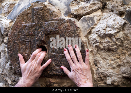 Die Hände von Frauen an der 8. Station des Kreuzes, Via Dolorosa, Jerusalem, Heilige Land Stockfoto