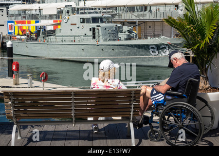 Sydney Australien, Darling Harbour, Hafen, Cockle Bay, National Maritime Museum, Kriegsschiff, HMAS Advance P83 Coastal Patrol Boat, behindert, Männer männlich, Senioren Stockfoto