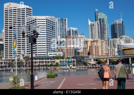 Sydney Australien, Darling Harbour, Hafen, Cockle Bay Promenade, Kai, Wasser, Wolkenkratzer, Skyline der Stadt, Frau Frauen, Mann Männer, Paar, Wandern, 140 Stockfoto