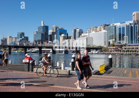 Sydney Australien, Darling Harbour, Hafen, Cockle Bay Promenade, Wasser, Wolkenkratzer, Skyline der Stadt, Mann, Männer, Frauen, Paar, Wandern, Radfahren, ridi Stockfoto