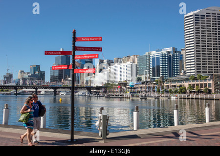 Sydney Australien, Darling Harbour, Hafen, Cockle Bay Promenade, Wharf, Wasser, Wolkenkratzer, Skyline der Stadt, Mann, Männer, Männer, Spaziergänger, Frau, Frauen, Paar, Schild, Stockfoto