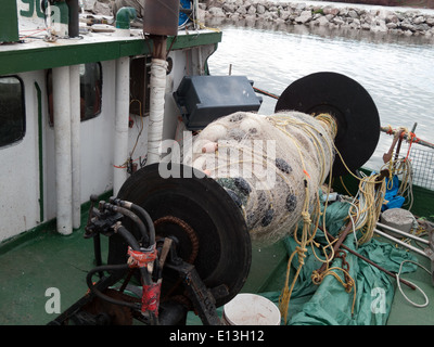 Fischernetz an einer Winde eines Fischerbootes Stockfoto