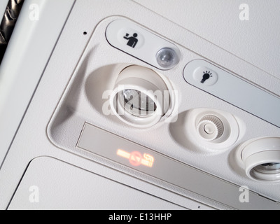 Klimaanlage, Lampen und Rauchen zu unterzeichnen, in einem Flugzeug Stockfoto