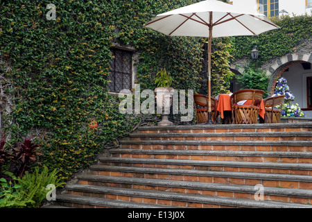 Stühle auf der Veranda ein Touristenort, Mexico City, Mexiko Stockfoto