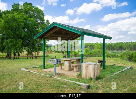 Picknickplatz mit Tisch und Grill in einem park Stockfoto