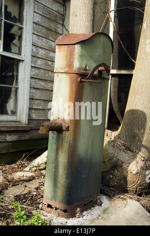 Alte rostige Wasserpumpe auf dem Gelände ein verlassenes Haus im ländlichen Virginia, USA. Stockfoto