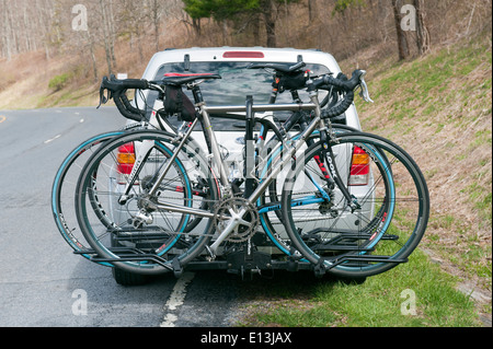 Rennräder montiert auf einem Gestell an der Rückseite eines SUV angebracht. Stockfoto