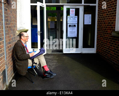 London, UK. 22. Mai 2014. Wähler zu kommen, um ihre Stimmen in diesem Schlackenlinie Bahnhof in Vauxhall, Central London Credit: Rachel Megawhat/Alamy Live News Stockfoto